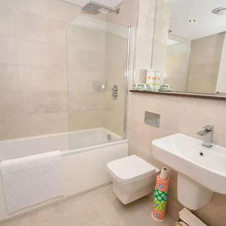Modern 1 Bed In - Sleeps 3 Apartment