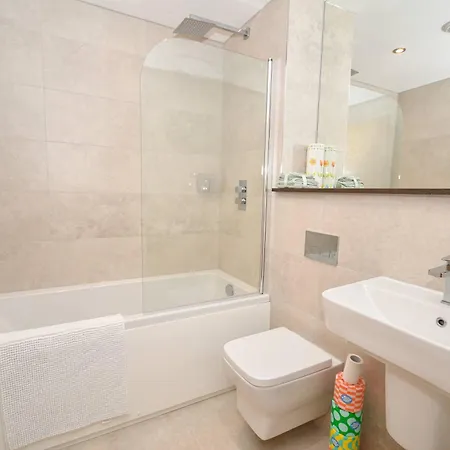 Modern 1 Bed In - Sleeps 3 *